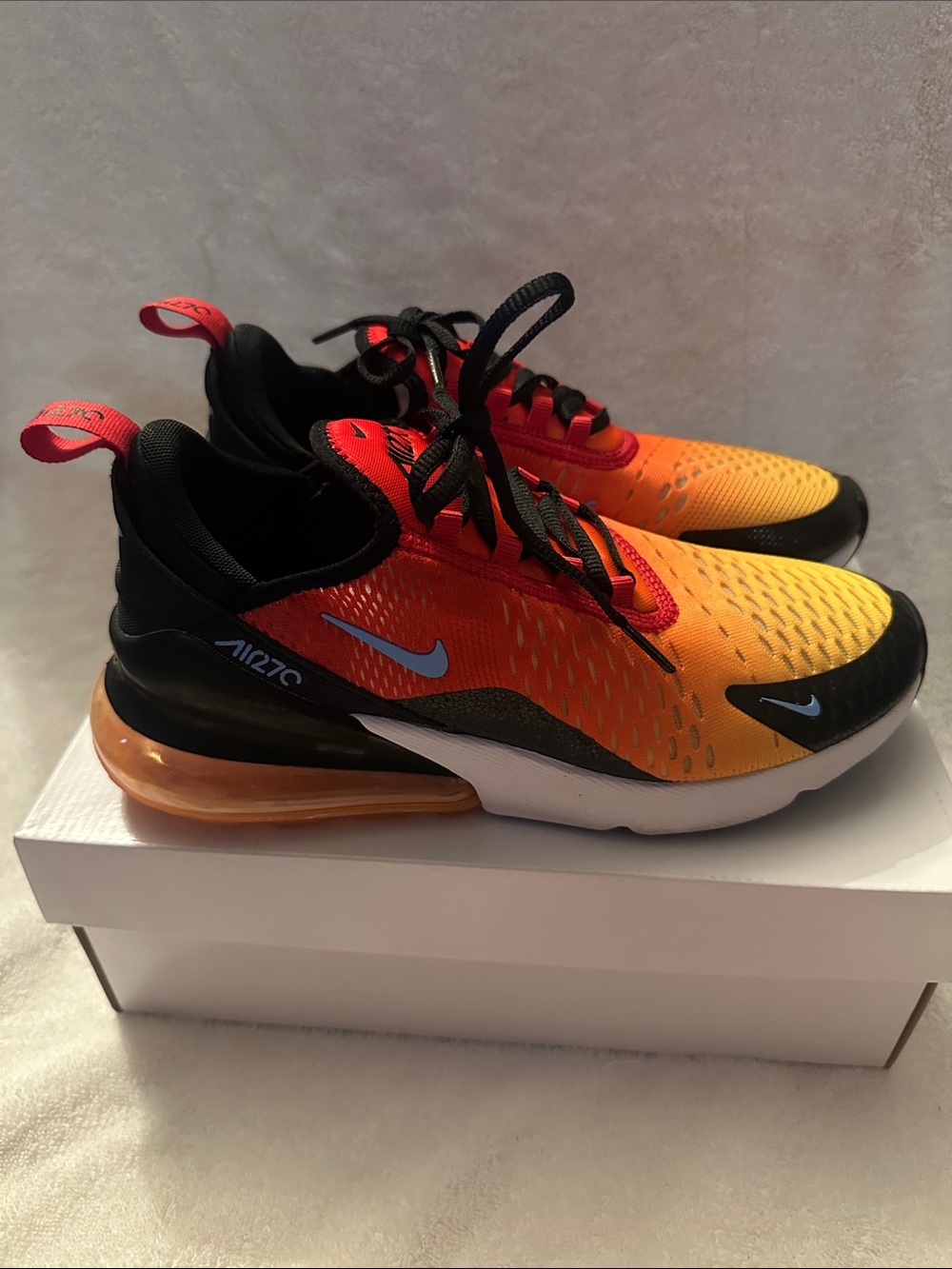 Worn once! Nike Air Max 270 (Men’s 6.5) Womens 8